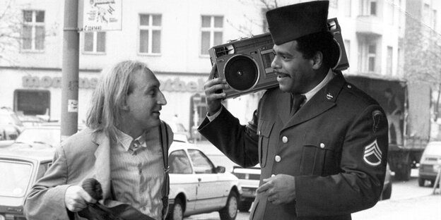 Otto Waalkes und Günther Kaufmann als US-Soldat in einer Szene des Films "Otto - Der Film".