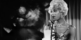 Die Drag Queen Queen Kenny präsentiert 1996 die Teddy Awards auf der Bühne des Clubs SO36