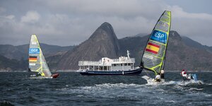 Zwei Segelboote im Wasser vor dem Zuckerhut in Rio de Janeiro
