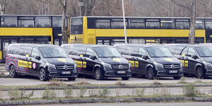 Fahrzeuge der "BerlKönig-Flotte" der Berliner Verkehrsbetriebe stehen auf einem Betriebsgelände im Bezirk Hohenschönhausen