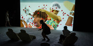 Die Projektion eines Films von Jon Rafman in der Kunsthalle Mainz vor Besuchern.