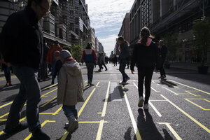 menschen stehen auf der Straße menschen stehen auf der Straße