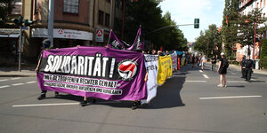 Ein pinkes Demofront-Banner mit der Aufschrift "Solidarität mit betroffenen rechter Gewalt""