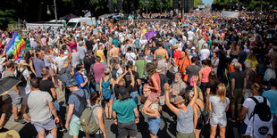 Dicht gedrängt und ohne die Abstandsregeln zu beachten stehen Tausende bei einer Kundgebung gegen die Corona-Beschränkungen auf der Straße des 17. Juni in Berlin.