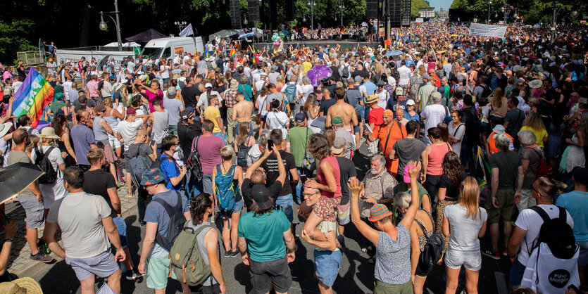 Dicht gedrängt und ohne die Abstandsregeln zu beachten stehen Tausende bei einer Kundgebung gegen die Corona-Beschränkungen auf der Straße des 17. Juni in Berlin.