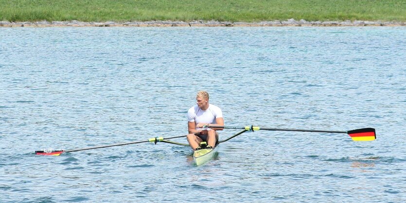 Ein Ruderer in seinem Skiff beim Training