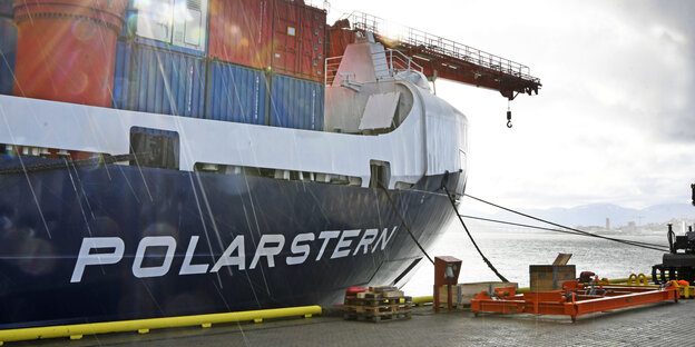 Das deutsche Eisbrecher- und Forschungsschiff Polarstern ankert in einem Hafen in Tromso, Spitzbergen.