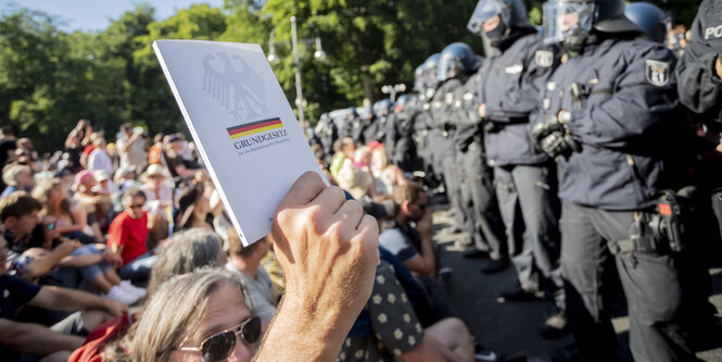 Corona-Leugner mit dem Grudgesetz in der Hand