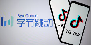 Das Firmenlogo von Tik Tok vor einer chinesischen Schrift und dem Wort ByteDance, dem Mutterkonzern