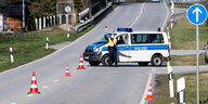 ein Polizeiauto versperrt eine Straße an der Grenze zu Österreich