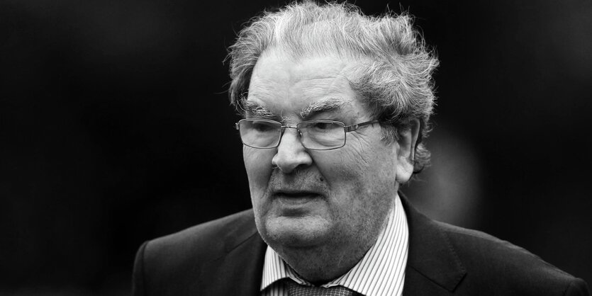 Portrait von John Hume in schwarz(weiss