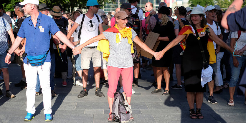 Menschen fassen sich an den Händen