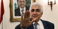 Nassif Hitti, Außenminister des Libanons, gestikuliert beim Verlassen seines Büros