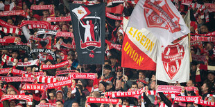 Fans von Union stehen im Stadion