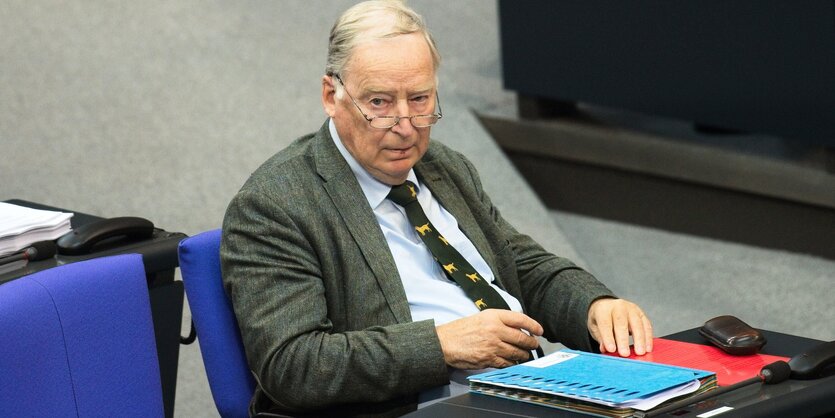 Alexander Gauland sitzt im Bundestag an seinem Platz