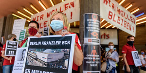 Angestellte Demonstrieren gegen Karstadt Schließung
