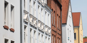 Stuck- und Backsteinfassaden von Mietshäusern in Hannover
