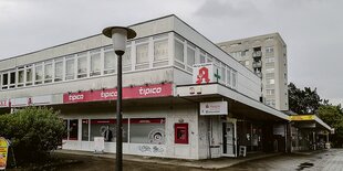 Der Haspa-Automat und die Tipico-Filiale in Wilhelmsburg.