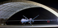 Eine US-Drohne vom Typ Reaper steht in einem Hangar.