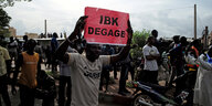 Ein Demonstrant hält ein Schild wo Ibrahim Boubacar Keita get out" steht
