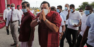 Sri Lankas Premier Rajapaksa verneigt sich in einer Menschenmenge