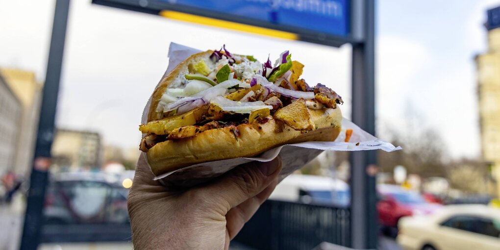 Eine Hand hält einen Döner