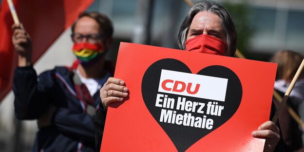 Protestaktion mit Schild: "CDU - EIn Herz für Mieter"