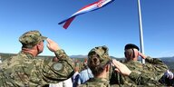 Soldaten schauen auf die kroatische Fahne