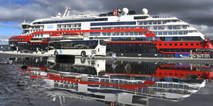 Das Hurtigruten-Schiff Roald Amundsen im Hafen von Tromso