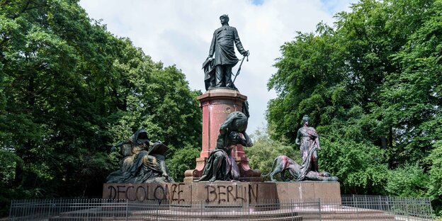 "Decolonize Berlin" steht auf dem Bismarck-Nationaldenkmal am Tiergarten geschrieben