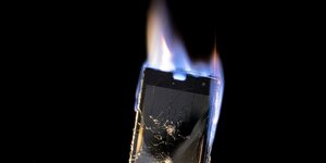 Aufnahme eines brennenden Smartphones mit kaputtem Display
