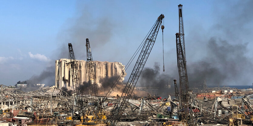 Das Hafengebiet in Beirut, wo Rauchschwaden aud den Ruinen emporsteigen