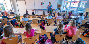 Schüler sitzen ein einem Klassenzimmer.