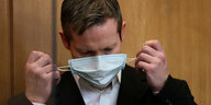 Stephan Ernst nimmt im Gerichtssaal die Gesichtsmaske ab