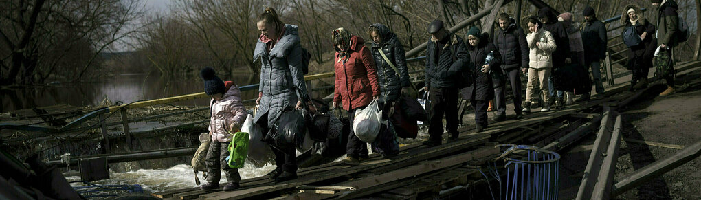 Fluechtende Menschen gehen über eine vom Krieg zerstörte Brücke