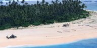 Luftbild mit dem eingezeichneten SOS-Hilferuf auf dem Strand einer einsamen Insel