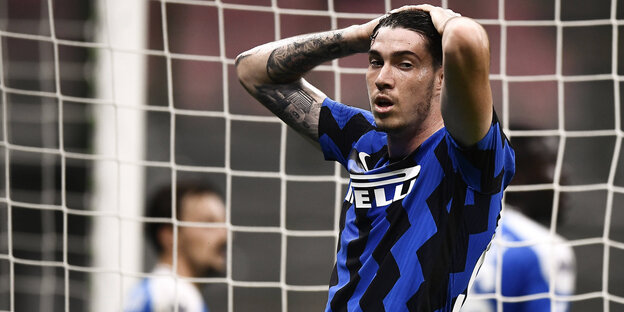 Inter Mailnads Alessandro Bastoni rauft sich die Haare