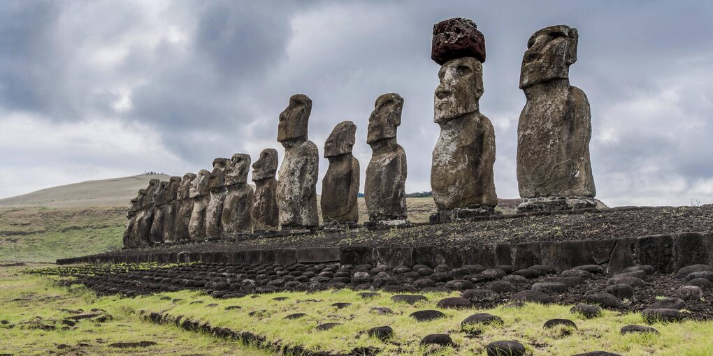 Steinfiguren in einer Reihe