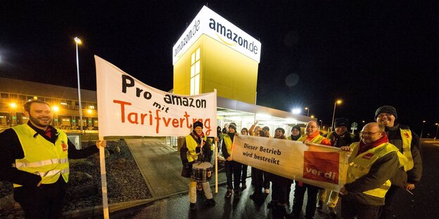 Mitarbeiter von Amazon in Koblenz haben am Montag 30.03.2015 erneut ihre Arbeit niedergelegt und stehen vor dem Amazon-Logistikzentrum.
