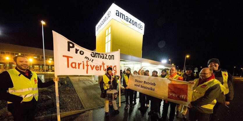 Mitarbeiter von Amazon in Koblenz haben am Montag 30.03.2015 erneut ihre Arbeit niedergelegt und stehen vor dem Amazon-Logistikzentrum.