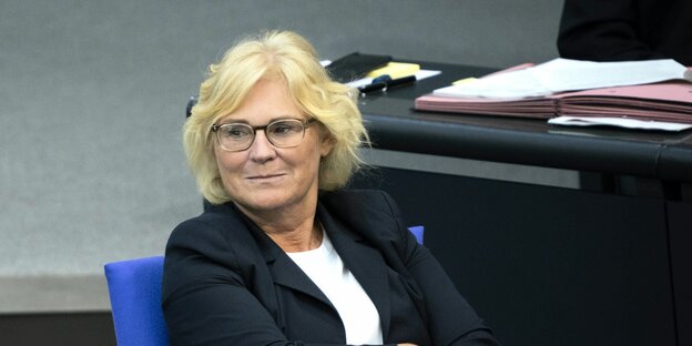 Christine Lambrecht sitzt mit verschränkten Armen im Bundestag