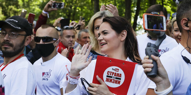 Swetlana Tichanowskaja winkt bei ihrer Ankunft zu einem Treffen ihrer Unterstützer