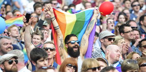 Jubelnde Menschen in Dublin mit Regenbogenfahne