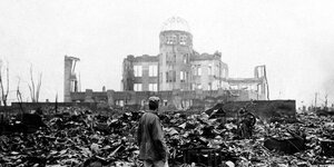 Die Ruine eines Kinos nach dem Atombombenabwurf in Hirsohima