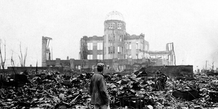 Die Ruine eines Kinos nach dem Atombombenabwurf in Hirsohima