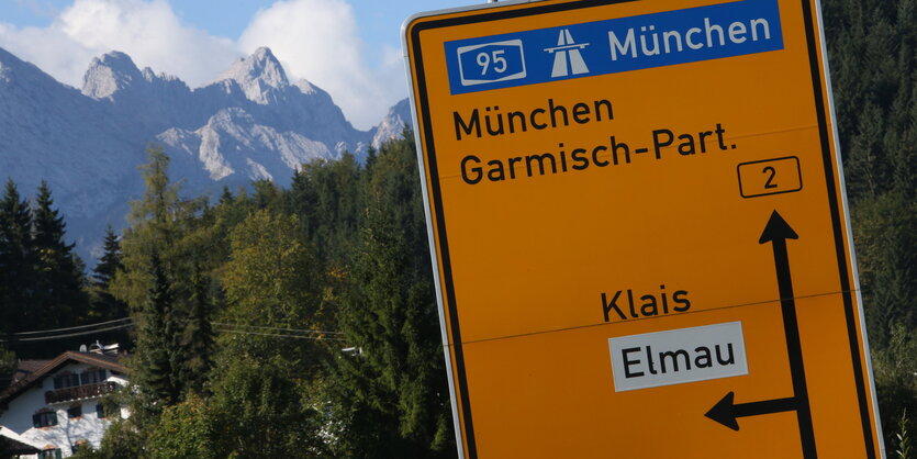 Straßenschild mit Aufschrift Elmau