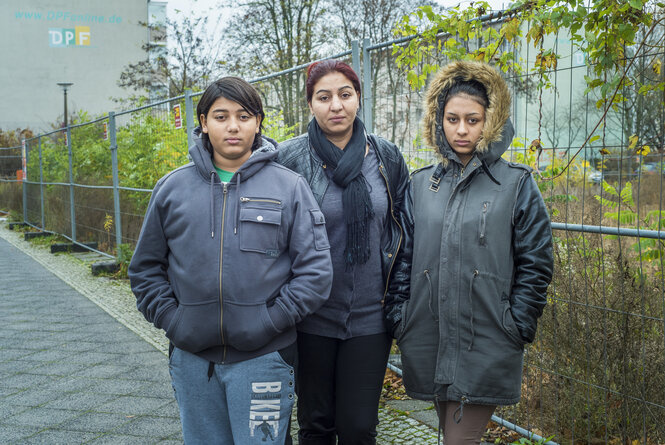 Jesma Zenkulovic ist mit Sohn Predrag und Tochter Victorija in Berlin angekommen und stehen für ein Familienfoto im November 2015 vor einem Zaun