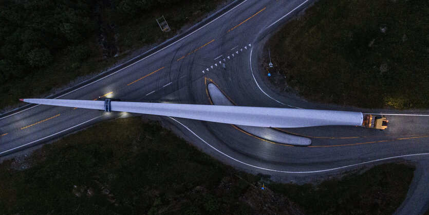 Das gigantische Rotoblatt einer Windkraftanlage wird auf der Straße transportiert