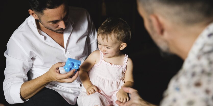 Zwei Männer und ein Baby