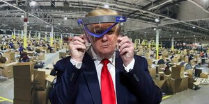 Trump probiert eine Schutzmaske an